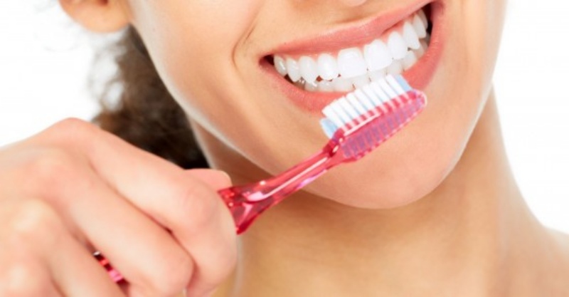 Đánh răng nhẹ nhàng giúp giảm thiểu tình trạng chảy máu sau khi cạo vôi răng